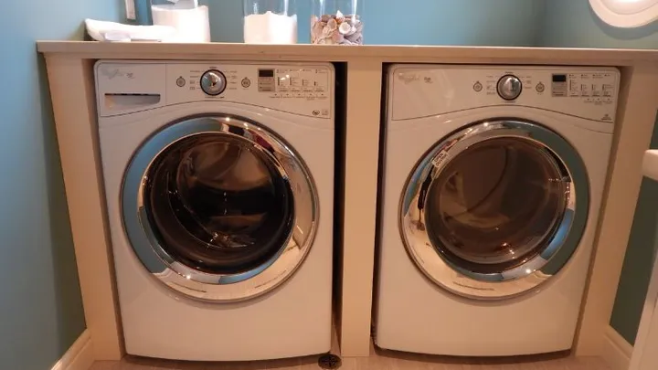 Stinkende kleren na het wassen? Hier komt dat door (en zo los je het op)