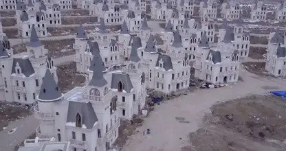 Turks (spook)dorp telt bijna 600 leegstaande identieke Franse kasteeltjes