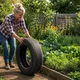 Non crederete mai a come questa donna usa i vecchi pneumatici per trasformare il suo giardino in qualcosa di meraviglioso