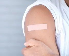 Gezwollen en pijnlijke oksels na vaccinatie: dit is waardoor dat komt