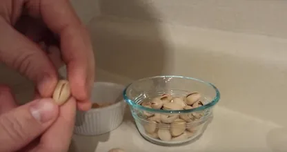 SO solltest du Pistazien öffnen! Wir haben es immer falsch gemacht...!
