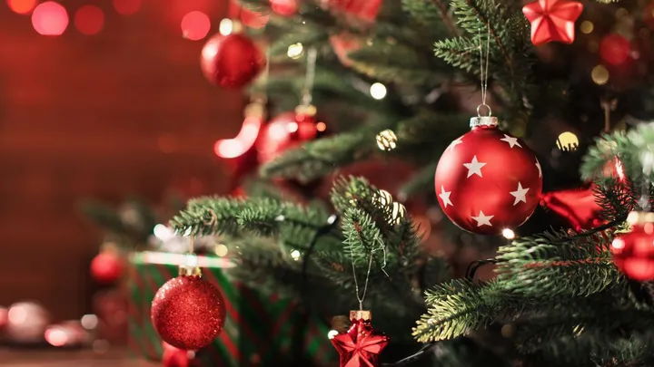 Dit is hoeveel lampjes en kerstballen je in een kerstboom kunt hangen