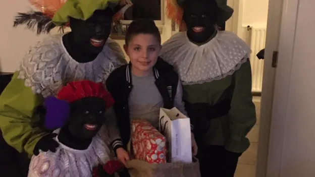 Fantastisch wat deze wildvreemde voor dit gezin doet na het 'pakjesavonddrama'! Duimen omhoog voor deze held!