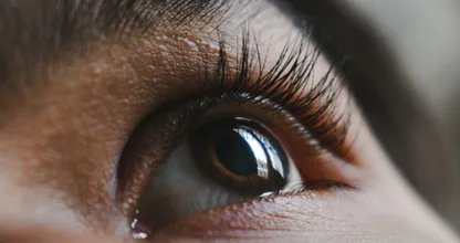Souffrez-vous de paupières tombantes ? Pas de problème, vous pouvez les lifter naturellement !