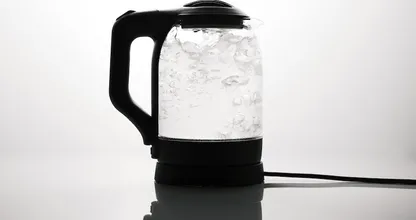 Wat is zuiniger: een kokend-waterkraan of een waterkoker?