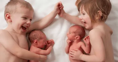Deze twee schattige tweelingen laten duizenden harten smelten met de schattigste fotoshoot!