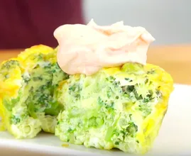 Fantastisch: diese cremig würzigen kohlenhydratarmen mini Frittas kannst du einfach in deiner Muffinform backen!