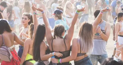 Kabinet: 'Vanaf juli weer festivals buiten zónder 1,5 meter afstand'