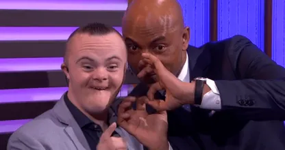 'Pannenkoeken Daan' met syndroom van Down pakt zijn moment in de schijnwerpers in RTL Late Night