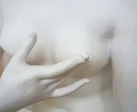 Activisten in Frans museum uit de kleren tegen seksualisering vrouwelijk lichaam
