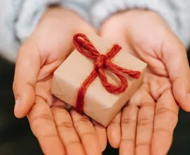 Dopo 47 anni, quest'uomo ha finalmente deciso di aprire un regalo di Natale mai aperto