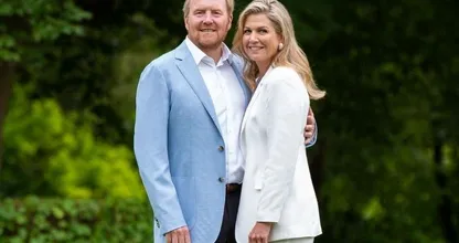 Vakantiefoto suggereert ‘koning en koningin houden zich niet aan coronaregels’