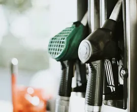 Wat gebeurt er met je benzineauto als je per ongeluk diesel tankt?