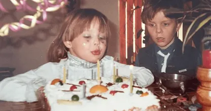 Kun jij zien welke BN'er op deze jeugdfoto de kaarsjes uitblaast op haar verjaardag?