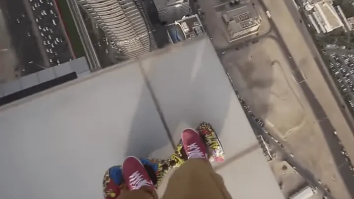 VIDEO: waaghals stunt met hoverboard op wolkenkrabber.. Doodeng, krijg jij ook kriebels?