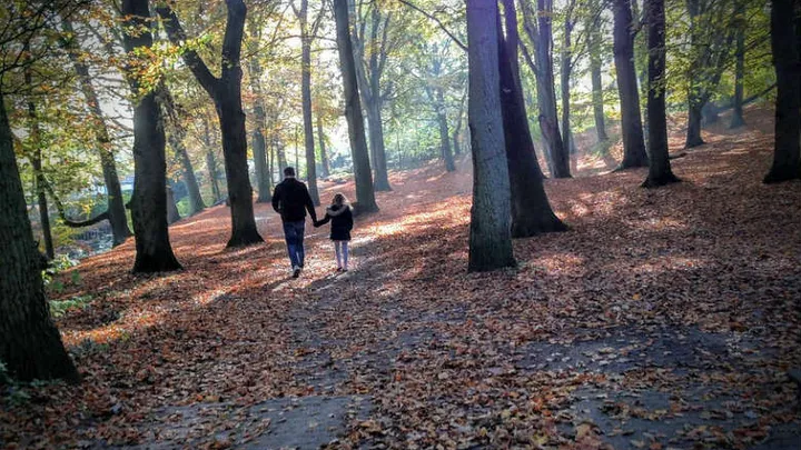Alleenstaande moeder huurt al 10 jaar acteur in als ‘vader’ voor haar dochter
