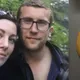 Hombre hace un collar para su novia, se queda atónita cuando descubre lo que hay dentro