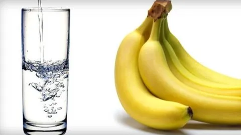 Jeden Morgen beginnt sie ihren Tag mit einem Glas warmen Wasser und einer Banane... Warum? Wir fangen damit jetzt sofort an!