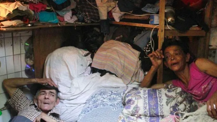 Pareja que ha vivido en una alcantarilla durante 22 años muestra cómo se ve por dentro