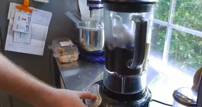Ze doet eierschalen en koffiedik in een blender voor haar tuin en het effect is geweldig!