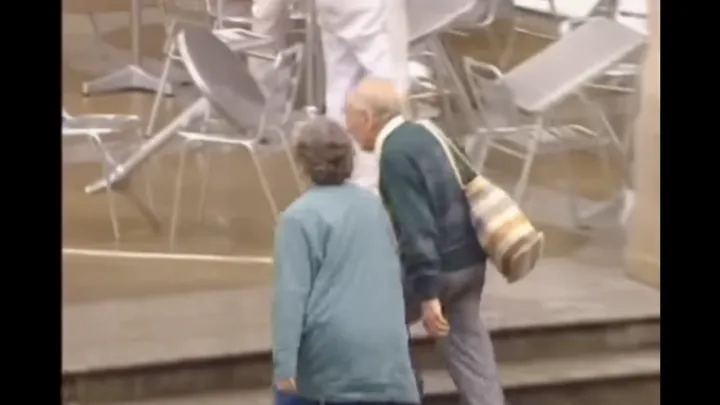 Θα βοηθήσει κανείς Τραυματισμένος άνδρας καταρρέει σε πολυσύχναστο δρόμο