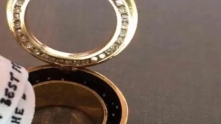 Vrouw in shock als juwelier haar dít vertelt over de oude ring van haar moeder