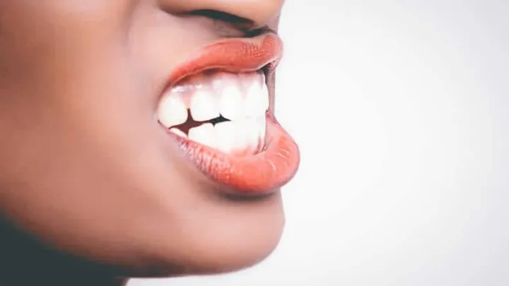 Hai delle macchie bianche sui denti? Questo trucco potrebbe aiutarti a liberartene
