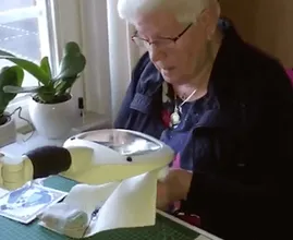 Oma Miet (85) wordt dankzij bijzonder borduurwerk geliefd door het hele internet. 'Verliefd zijn hoort geen grenzen te kennen!'