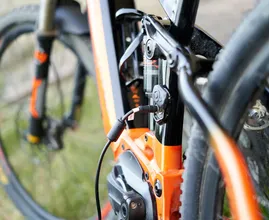 The most expensive part of your e-bike hates the cold: the charging mistake that can cause a fire