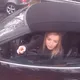 ¡El camionero se venga dulcemente de la mujer rica que le bloqueó el camino!