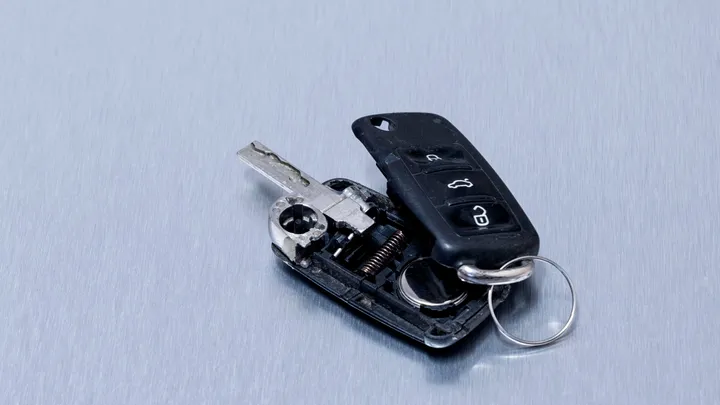Hier is waarom het inpakken van je autosleutels in aluminiumfolie een grote verrassing kan voorkomen
