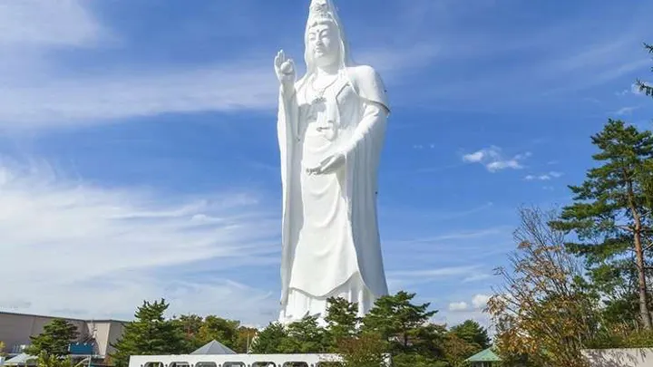 Amazingly Large Statues Found Around The World