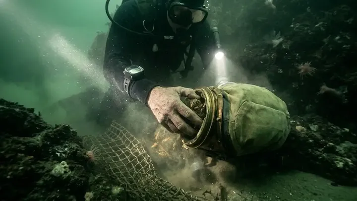 Un pescatore scopre l'oro sommerso in mare, ma un errore che spezza il cuore gli costa 4 milioni di dollari