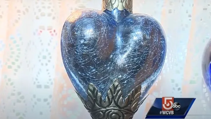 Madre cae de rodillas en estado de shock después de comprar esta decoración en una tienda de segunda mano