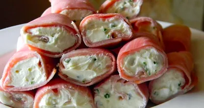 Diese Schinken-Frischkäse Rollen sind perfekt als Snack oder Party Häppchen!