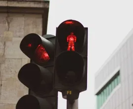 Wow: zo lang wacht je in je leven dus voor een stoplicht