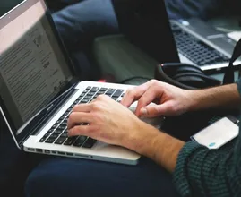 Lui meisje (16) vraagt haar vader om haar cv te maken en wat hij dan doet is fantastisch
