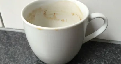 Met dit trucje verwijder je heel makkelijk koffievlekken uit een mok