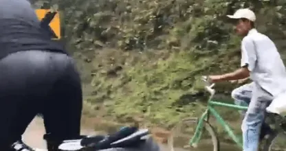 Hilarisch, dit moet je zien! Deze getrainde triatleten worden ingehaald door een 63-jarige boer