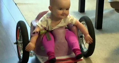 VIDEO: deze fantastische vader maakt een rolstoel voor zijn verlamde baby, wat een held!