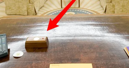 Heb je die rode knop op het bureau van president Trump wel eens gezien? HIER is 'ie voor...