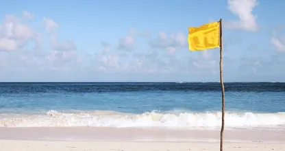 Dit betekenen de kleuren van de vlaggen op het strand