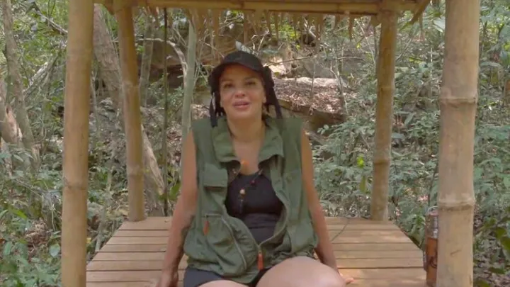 Maxim Froger geeft Eva Simons ervan langs in Expeditie Robinson