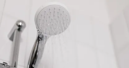Zó maak je vieze kitranden schoon in je badkamer