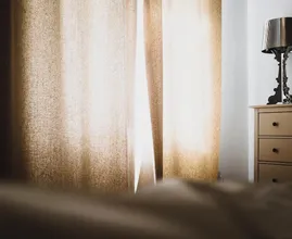 Lifehack: zo voorkom je een lichtspleetje tussen je gordijnen