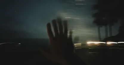 Wat gebeurde er met het meisje dat in slaap viel op het strand?