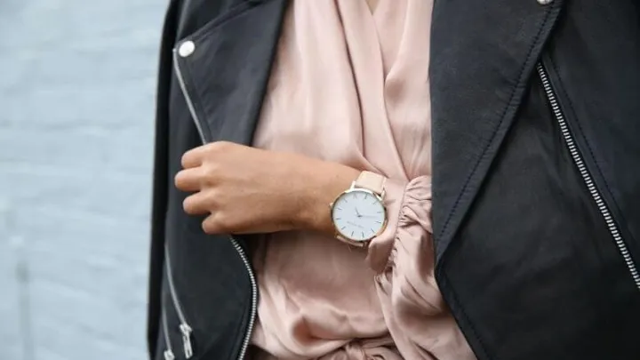 Riecht deine Jacke nach Schweiß? Mit diesen 4 Tipps wirst du den Geruch los