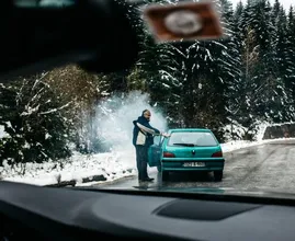 Dit is waarom je de auto niet moet opwarmen met koud weer