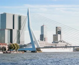Heftig: schepen botsen op elkaar onder Rotterdamse Erasmusbrug