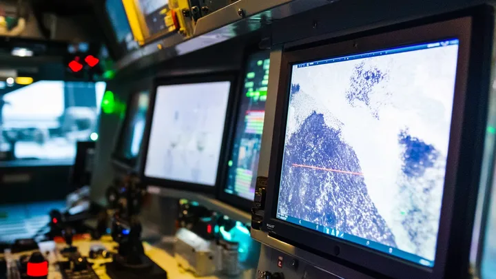 A Guarda Costeira levanta o contêiner do fundo do oceano e depois dá uma olhada em seu interior